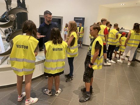 Pályaválasztás előtt - a Grundfosba látogattak a saját családjuk nélkül nevelkedő tinik